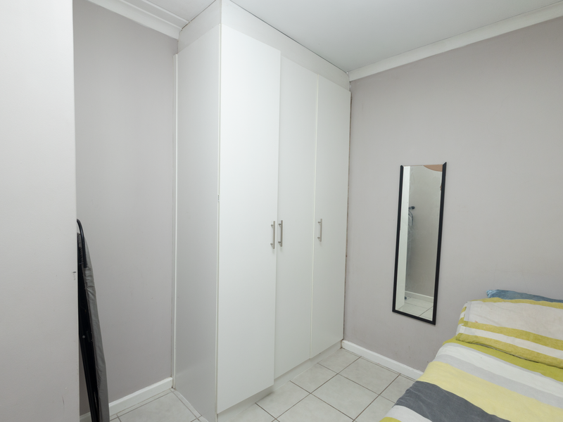 Charming 2-Bedroom Apartment in Secure Complex - Photo 6