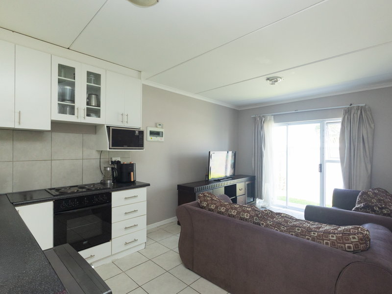 Charming 2-Bedroom Apartment in Secure Complex - Photo 4