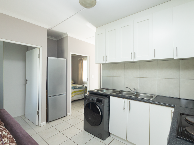 Charming 2-Bedroom Apartment in Secure Complex - Photo 3