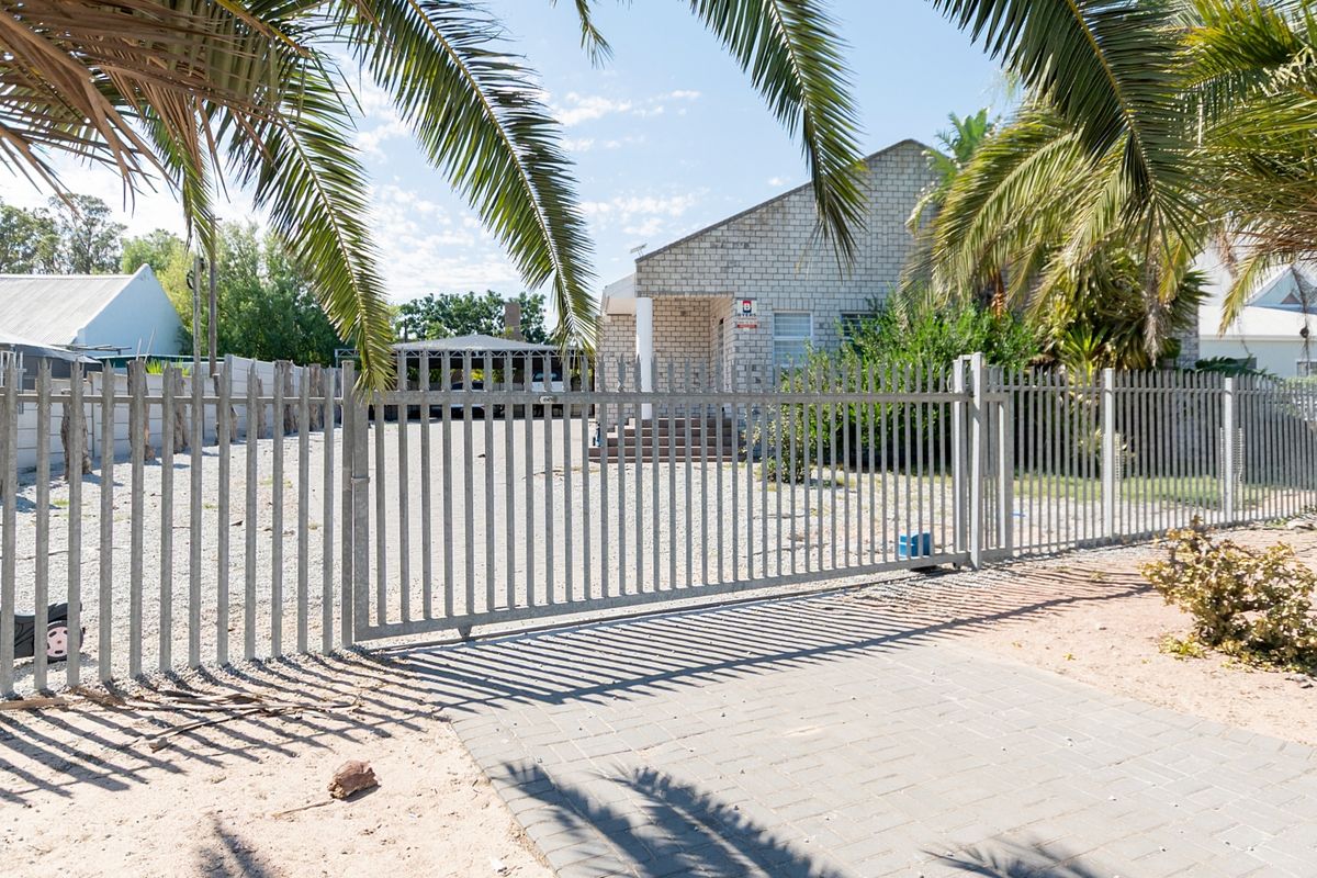 Spacious 3-Bedroom Face brick Home with Triple Garages Near the Berg River - Photo 3