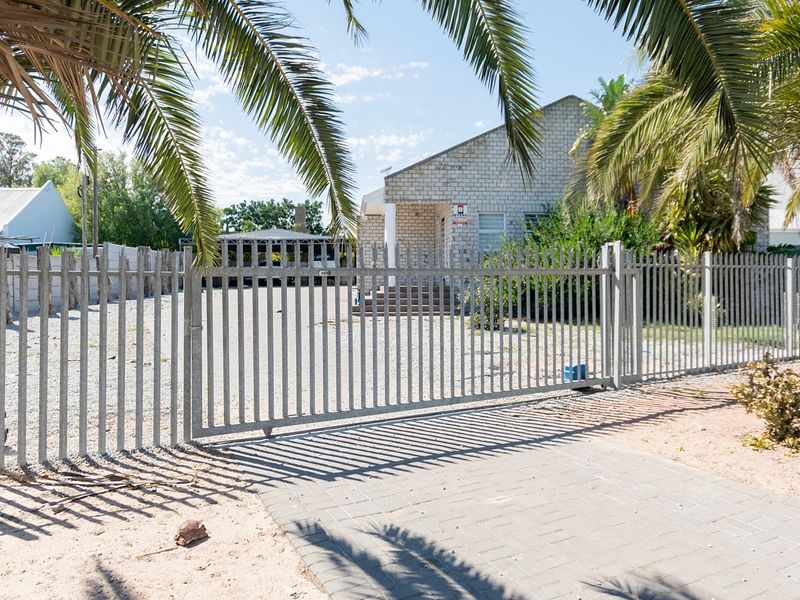 Spacious 3-Bedroom Face brick Home with Triple Garages Near the Berg River - Photo 3