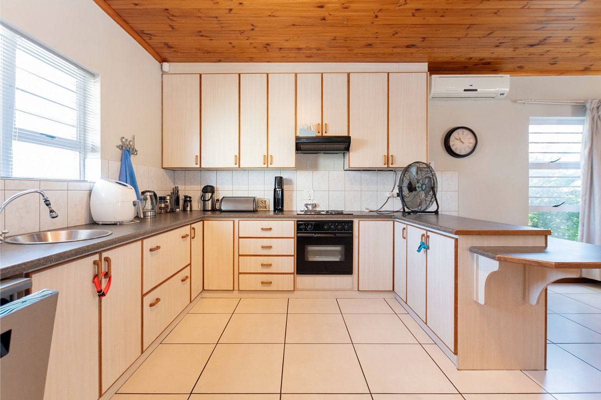 Spacious 3-Bedroom Face brick Home with Triple Garages Near the Berg River - Photo 2