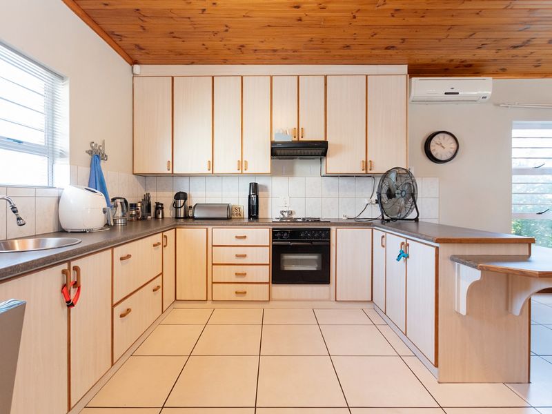 Spacious 3-Bedroom Face brick Home with Triple Garages Near the Berg River - Photo 2