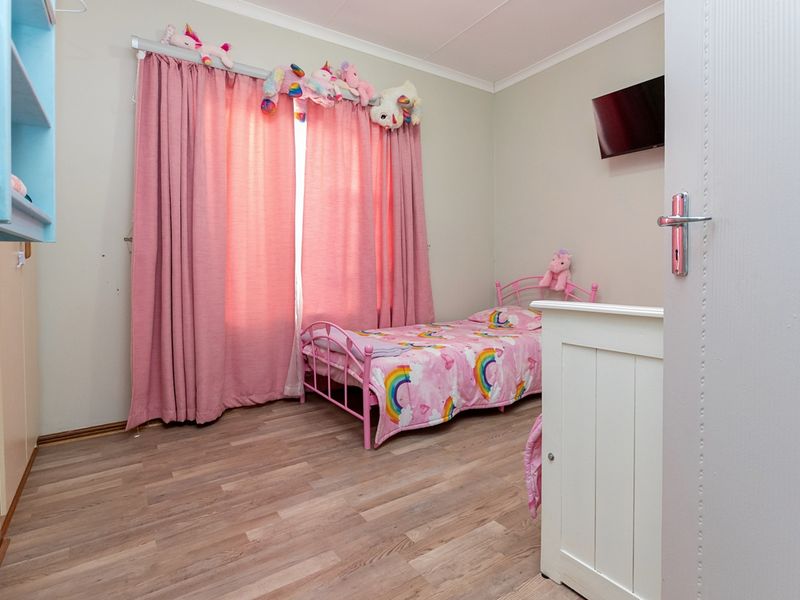 Spacious 3-Bedroom Face brick Home with Triple Garages Near the Berg River - Photo 8