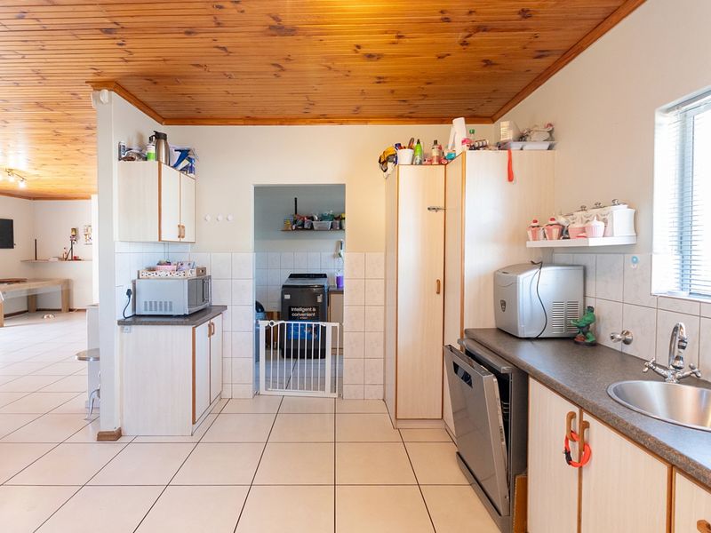 Spacious 3-Bedroom Face brick Home with Triple Garages Near the Berg River - Photo 7