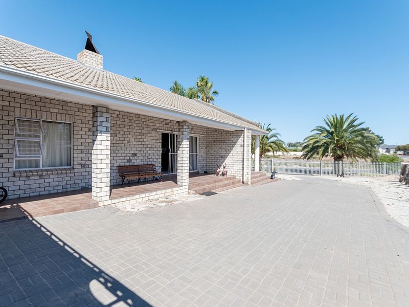 Spacious 3-Bedroom Face brick Home with Triple Garages Near the Berg River - Photo 6