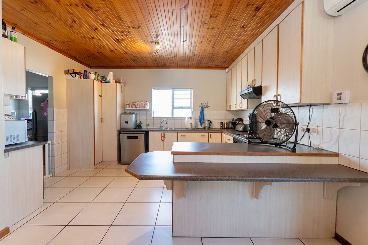 Spacious 3-Bedroom Face brick Home with Triple Garages Near the Berg River - Photo 4