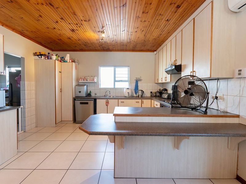 Spacious 3-Bedroom Face brick Home with Triple Garages Near the Berg River - Photo 4