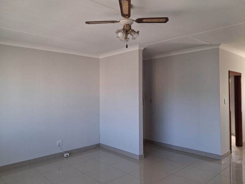 Newly Painted Two Bedroom Flat with Sea Views – Southernwood - R7500 - Photo 2