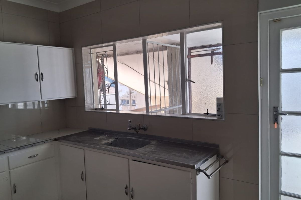 Newly Painted Two Bedroom Flat with Sea Views – Southernwood - R7500 - Photo 5