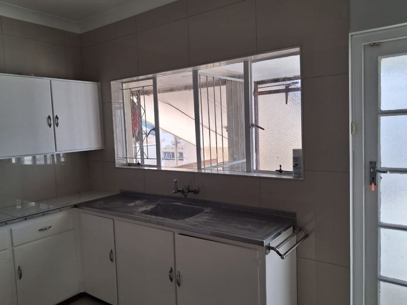 Newly Painted Two Bedroom Flat with Sea Views – Southernwood - R7500 - Photo 5