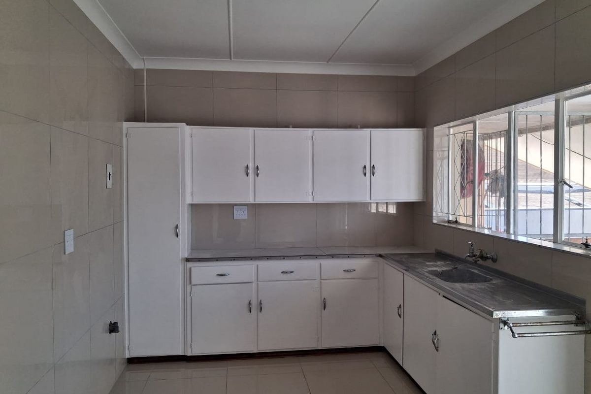 Newly Painted Two Bedroom Flat with Sea Views – Southernwood - R7500 - Photo 4
