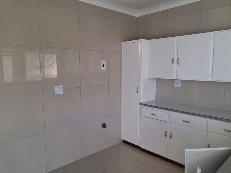 Newly Painted Two Bedroom Flat with Sea Views – Southernwood - R7500 - Photo 6