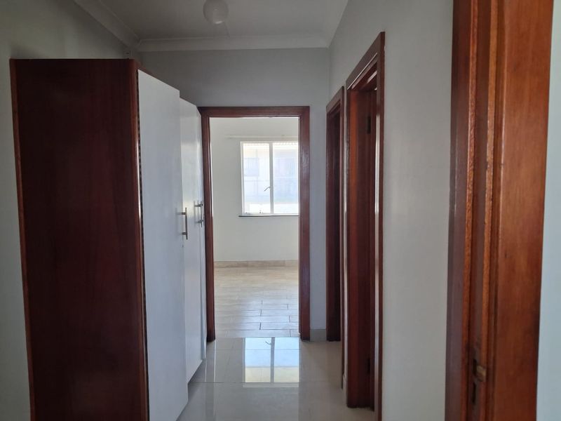 Newly Painted Two Bedroom Flat with Sea Views – Southernwood - R7500 - Photo 7