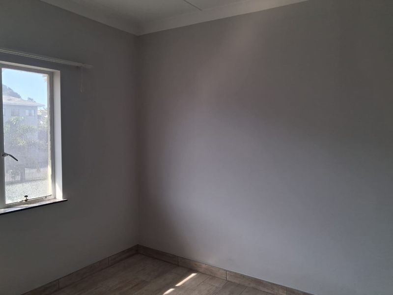 Newly Painted Two Bedroom Flat with Sea Views – Southernwood - R7500 - Photo 10