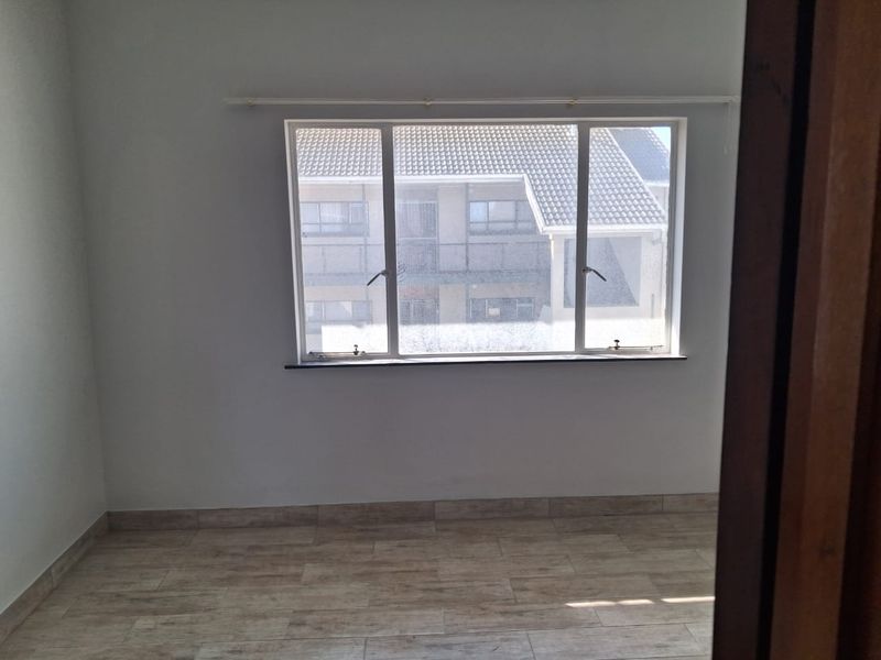 Newly Painted Two Bedroom Flat with Sea Views – Southernwood - R7500 - Photo 9