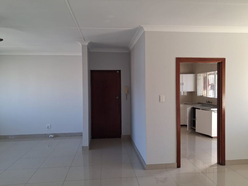 Newly Painted Two Bedroom Flat with Sea Views – Southernwood - R7500 - Photo 3