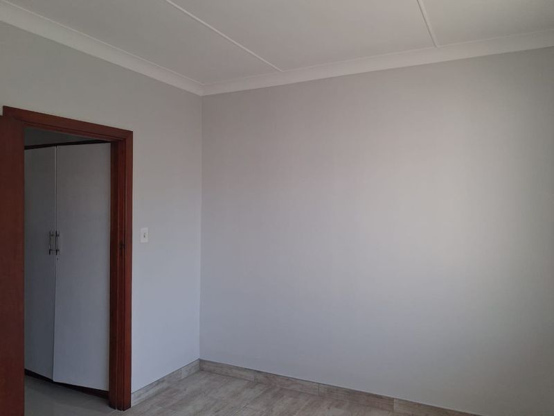 Newly Painted Two Bedroom Flat with Sea Views – Southernwood - R7500 - Photo 8