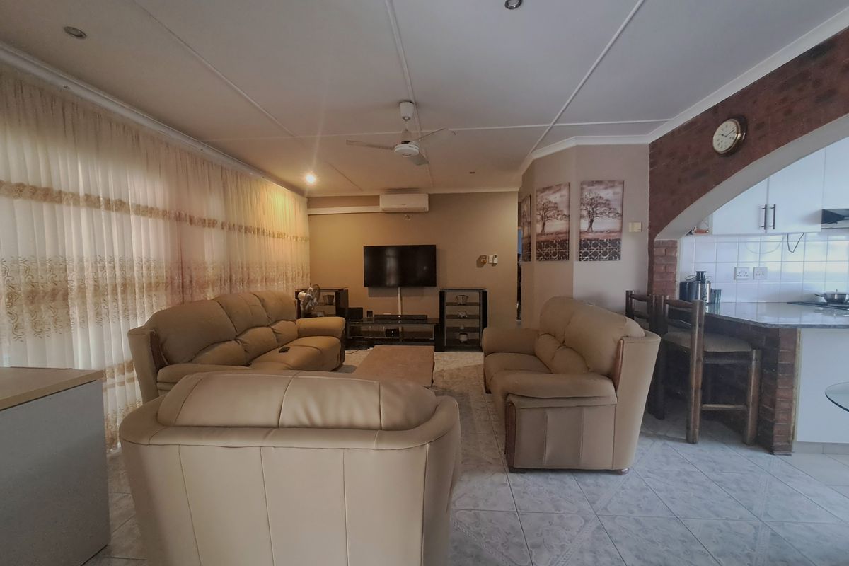 Three bedroom family home - Photo 2