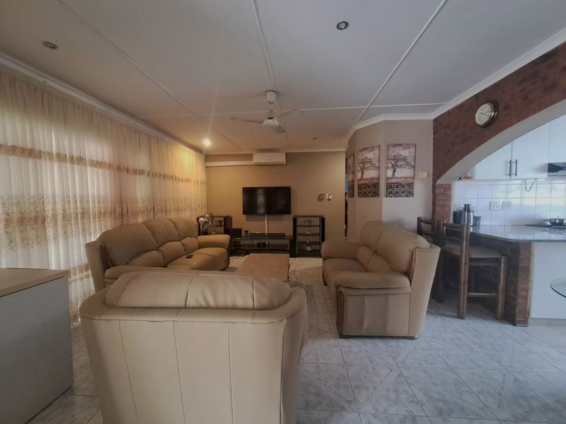 Three bedroom family home - Photo 2