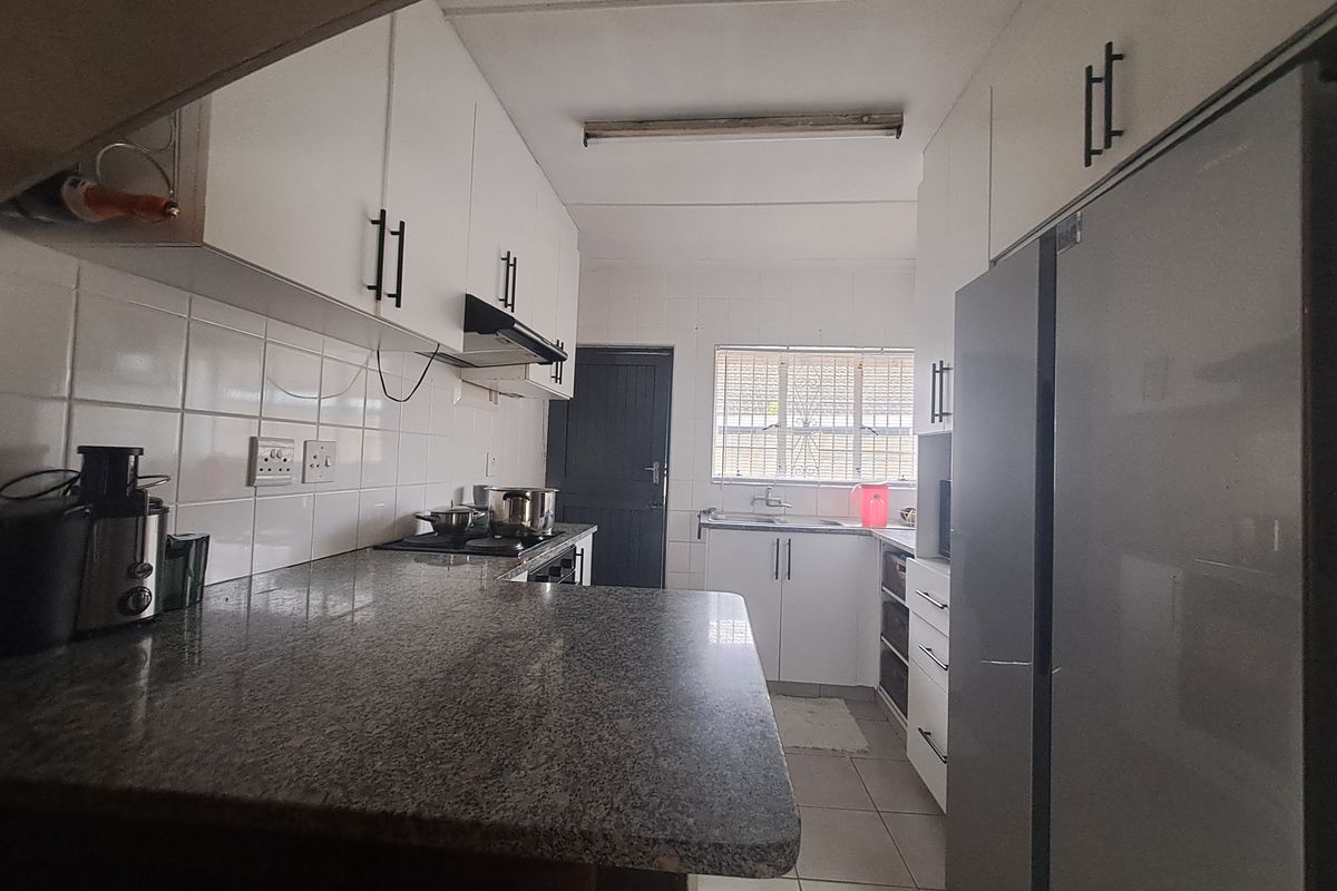 Three bedroom family home - Photo 5