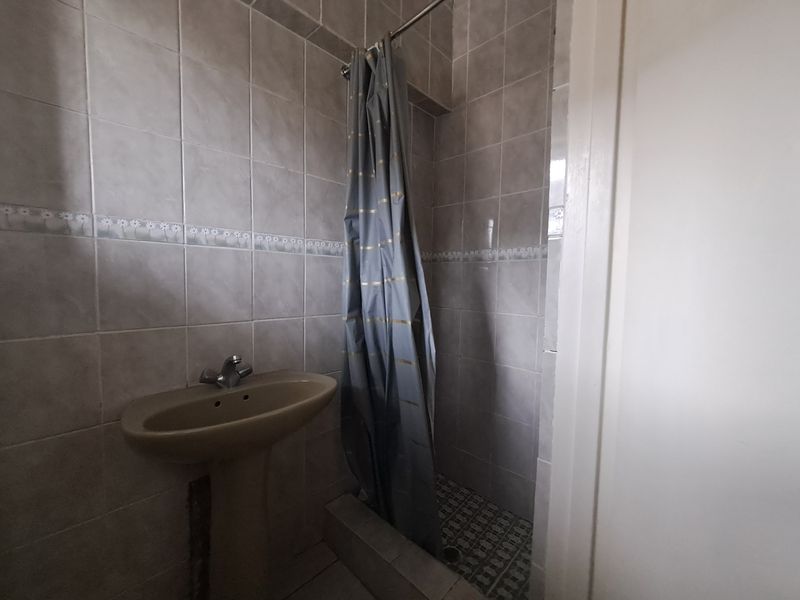 Three bedroom family home - Photo 9