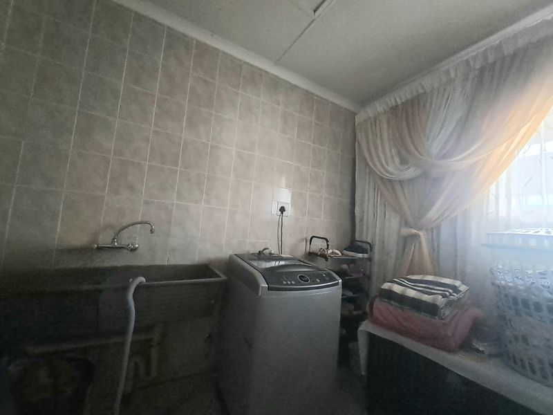 Three bedroom family home - Photo 6