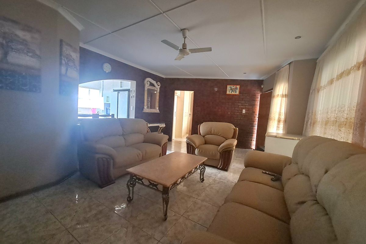 Three bedroom family home - Photo 3