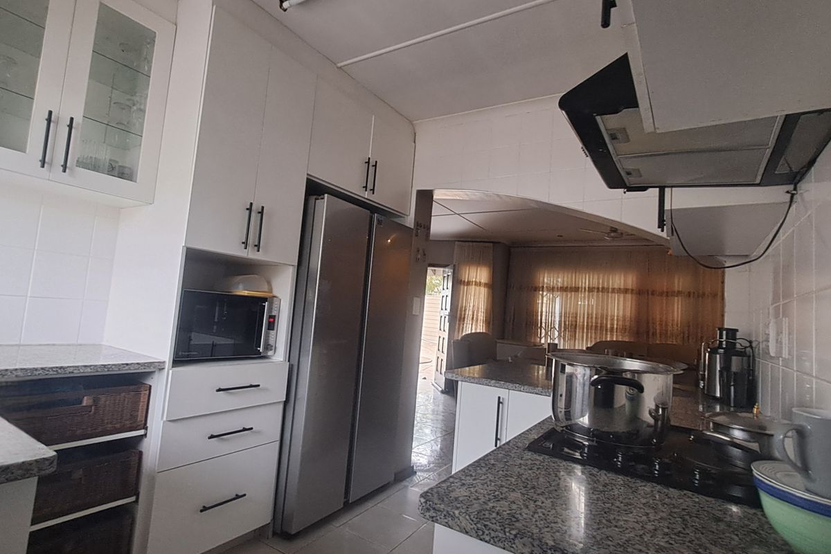 Three bedroom family home - Photo 4