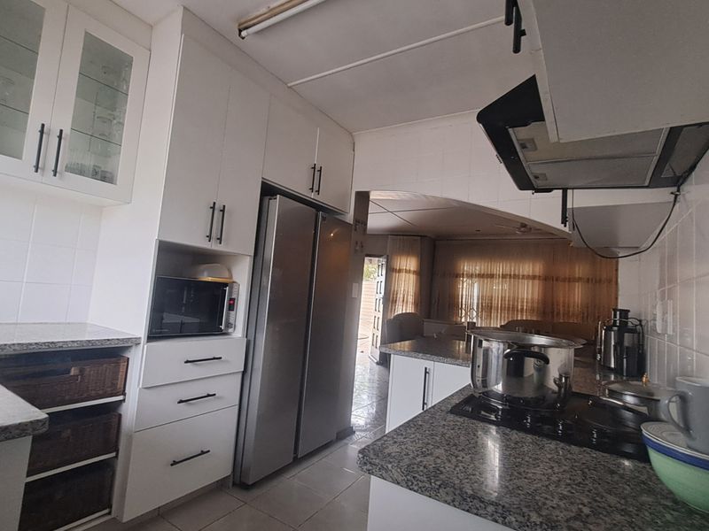 Three bedroom family home - Photo 4