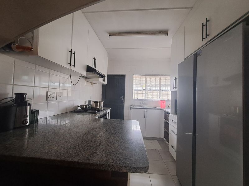 Three bedroom family home - Photo 5