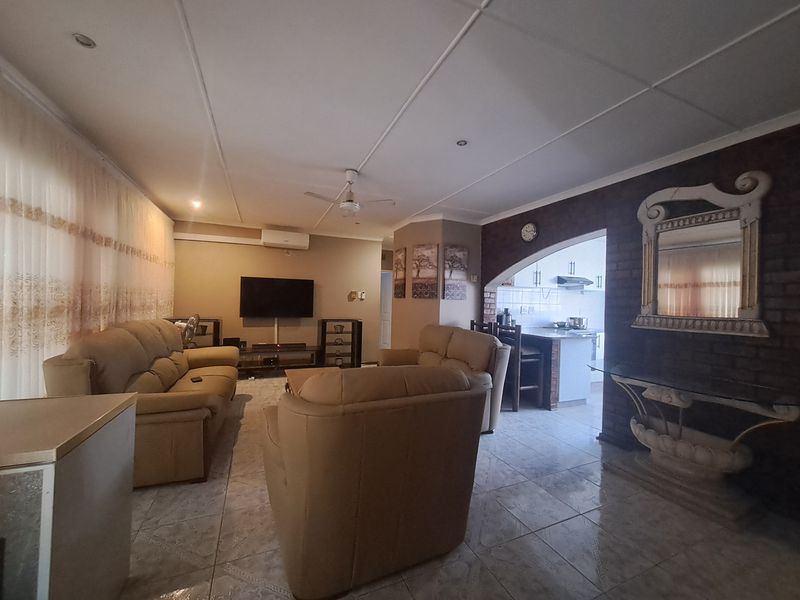 Three bedroom family home - Photo 1