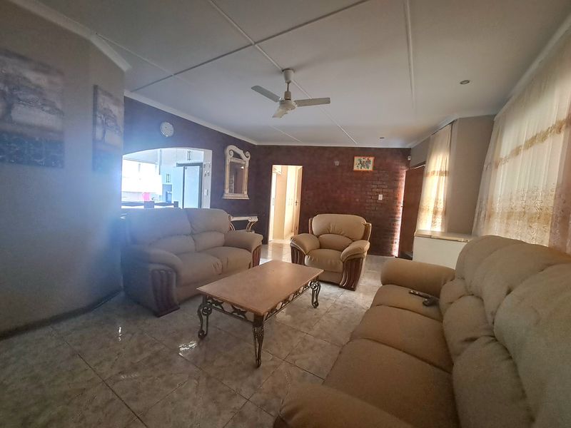 Three bedroom family home - Photo 3