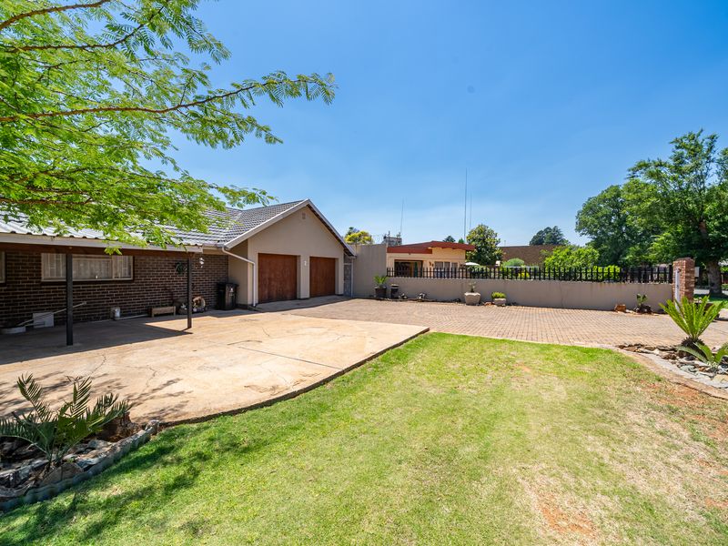 Spacious 4-Bedroom Family Home with Pool and Entertainment Area in Parkrand - Photo 3