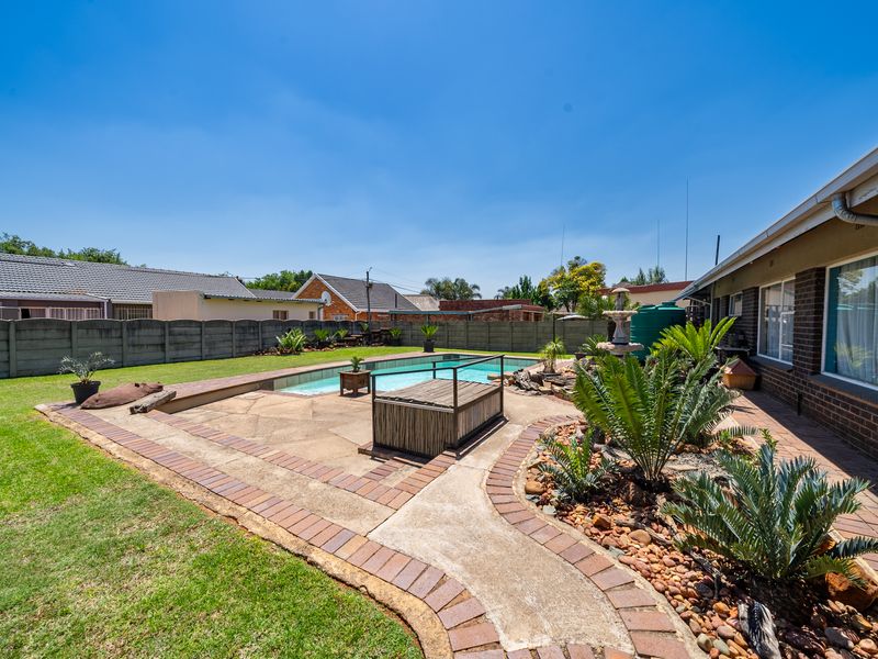 Spacious 4-Bedroom Family Home with Pool and Entertainment Area in Parkrand - Photo 6