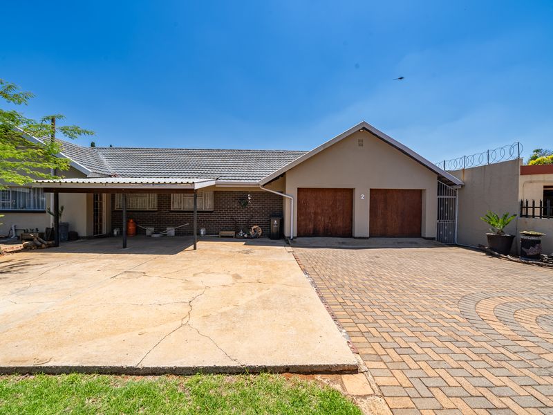 Spacious 4-Bedroom Family Home with Pool and Entertainment Area in Parkrand - Photo 2