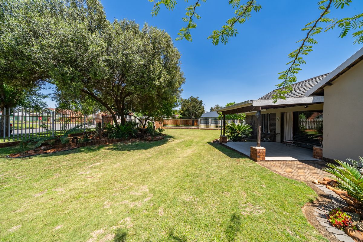 Spacious 4-Bedroom Family Home with Pool and Entertainment Area in Parkrand - Photo 4