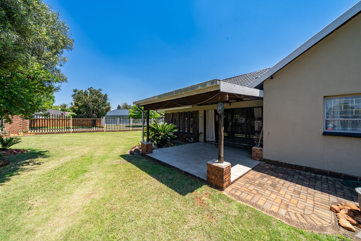 Spacious 4-Bedroom Family Home with Pool and Entertainment Area in Parkrand - Photo 5