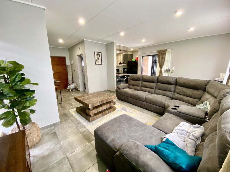 Modern 4-Bedroom House in Secure Estate Lotus Gardens – Perfect for a Family or Couple - Photo 6