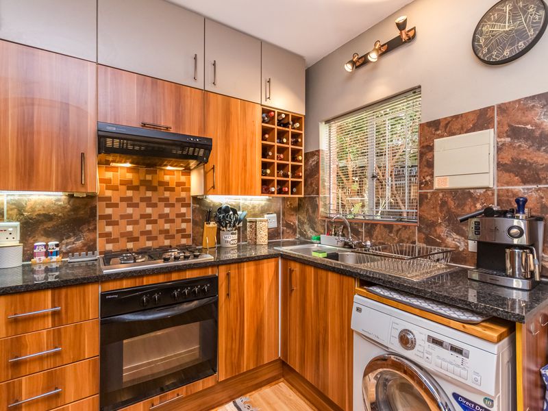 2 Bedroom Duplex for sale in die Hoewes - Photo 8