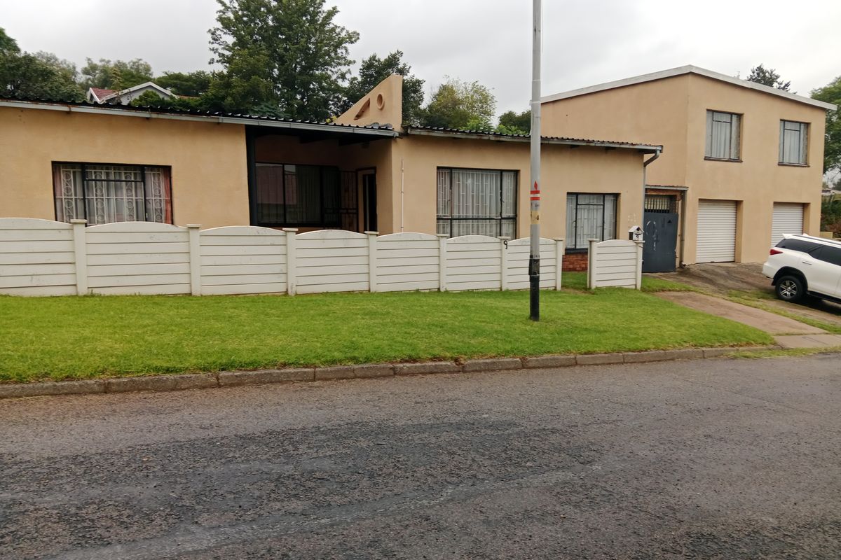 5 bedrooms 3 Bathrooms Alberton North - Photo 2