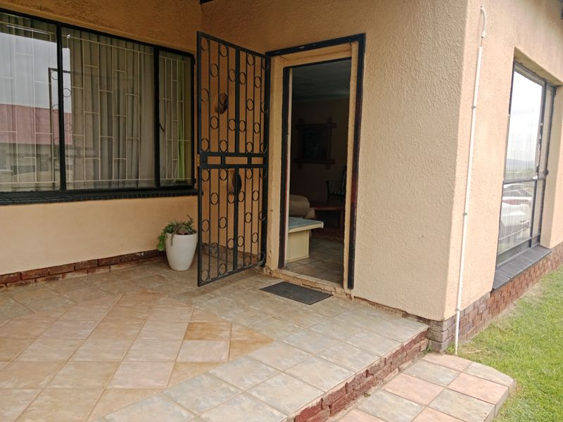 5 bedrooms 3 Bathrooms Alberton North - Photo 3