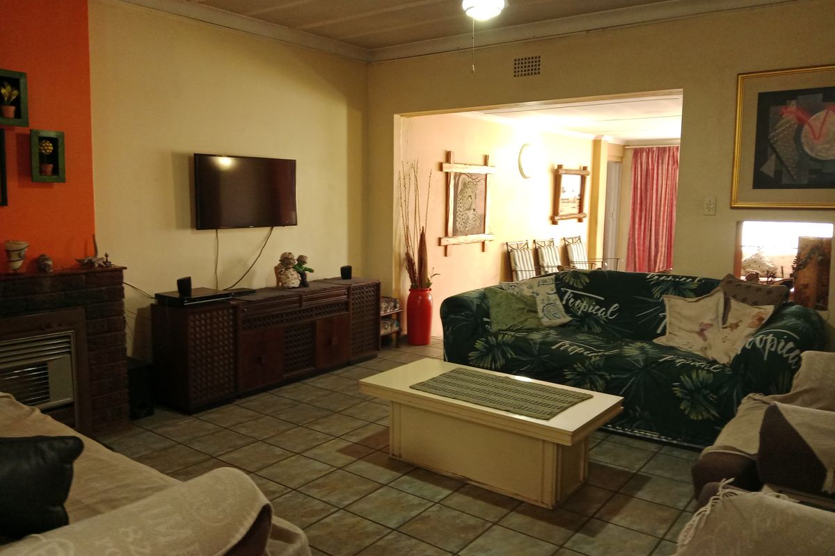 5 bedrooms 3 Bathrooms Alberton North - Photo 4