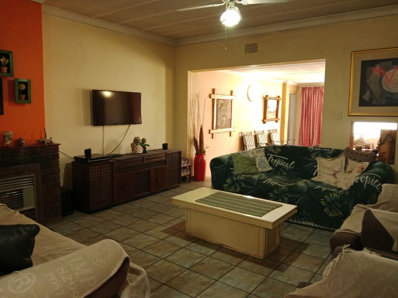 5 bedrooms 3 Bathrooms Alberton North - Photo 4