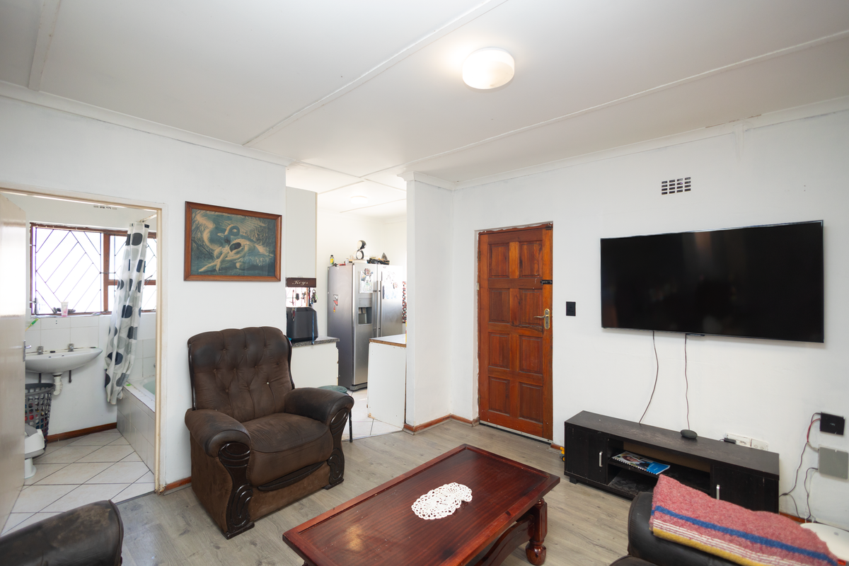 Charming 2-Bedroom Home for Sale in Highbury Park, Kuils River - Photo 2