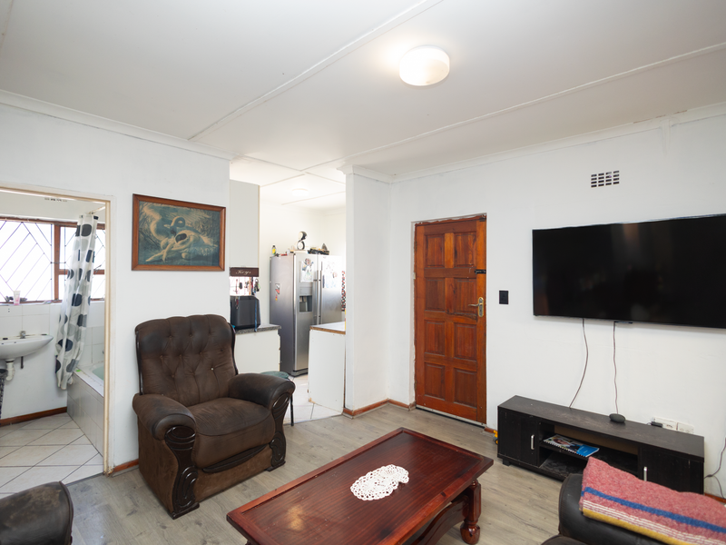 Charming 2-Bedroom Home for Sale in Highbury Park, Kuils River - Photo 2