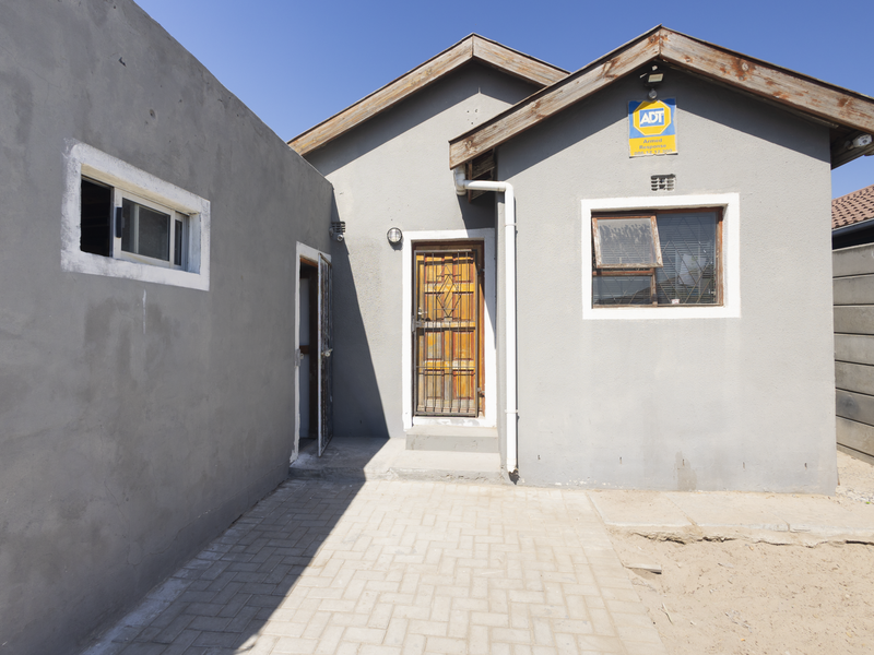 Delightful starter home - Photo 1