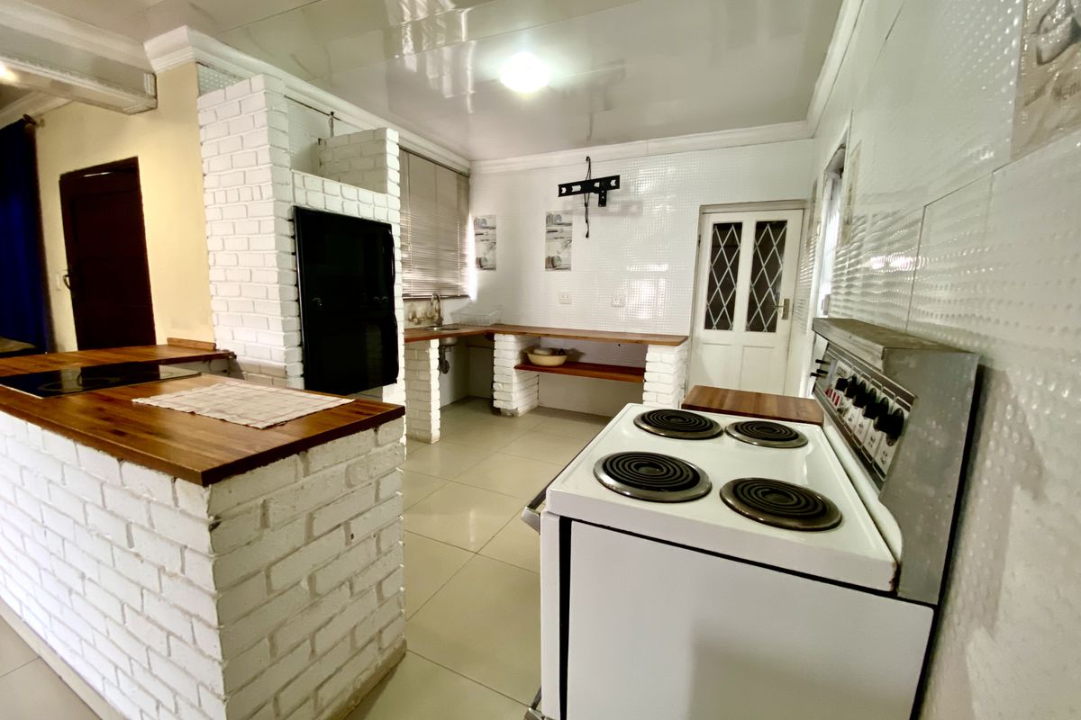 Spacious 5 Bedroom Free-Standing Home with Pool in Lotus Gardens - Photo 2