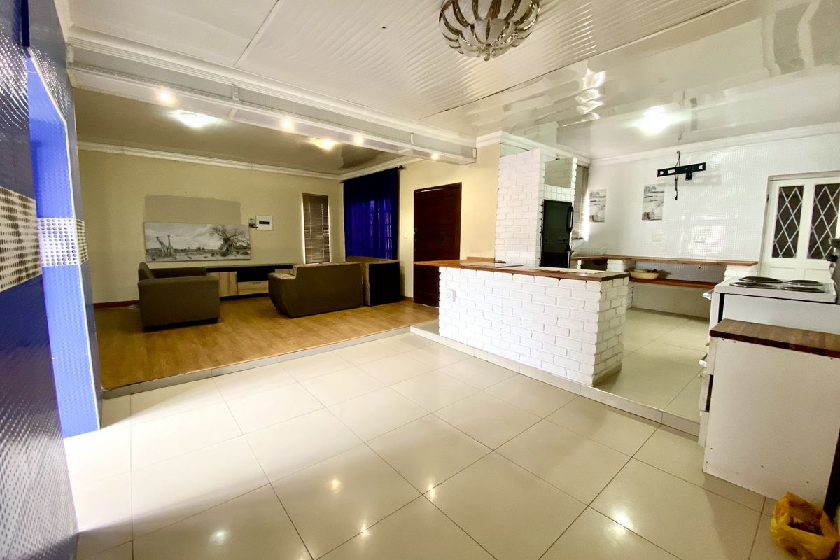 Spacious 5 Bedroom Free-Standing Home with Pool in Lotus Gardens - Photo 3