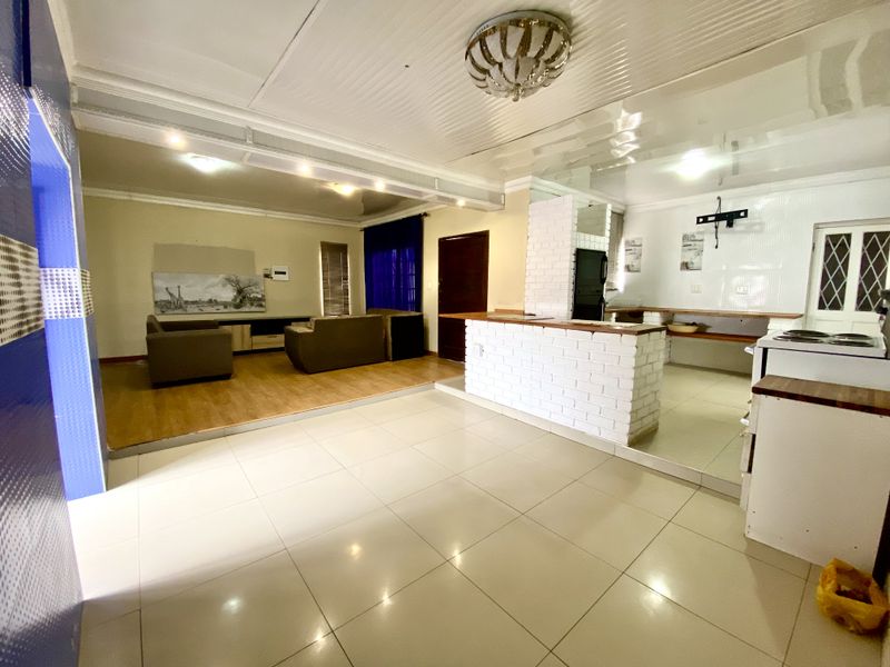 Spacious 5 Bedroom Free-Standing Home with Pool in Lotus Gardens - Photo 3